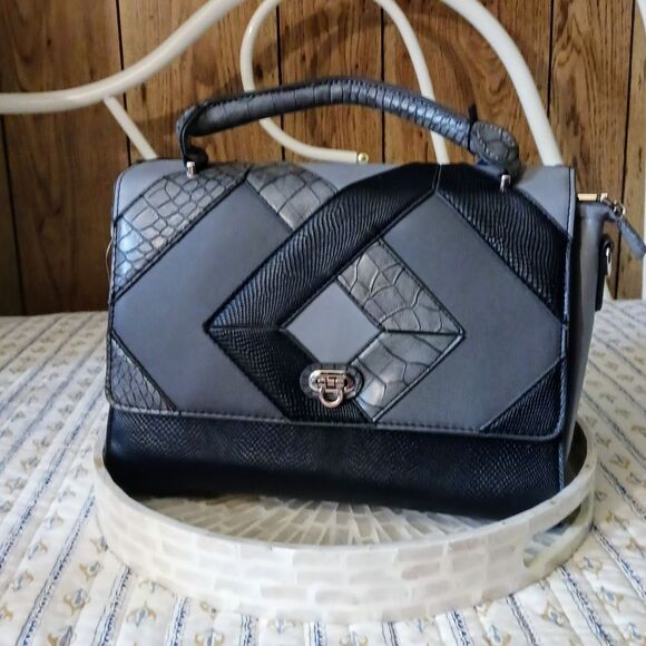 Adrienne Vittadini Designer Purse, Shoulder Bag, Crossbody Bag - Picture 13 of 16